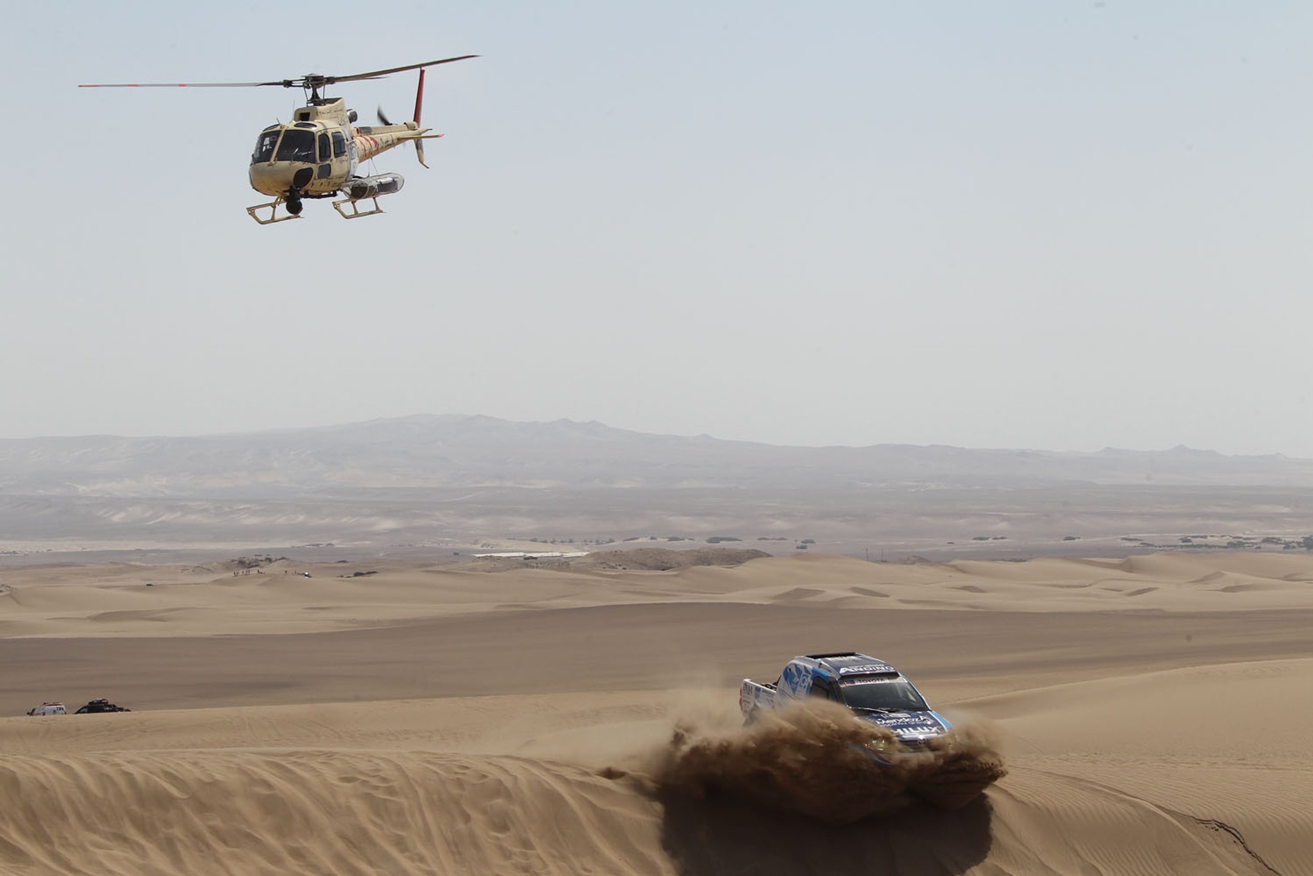 Dakar 2013: Hołowczyc zawiedziony, Sainz utknął na wydmach (2. etap, wyniki, galeria)