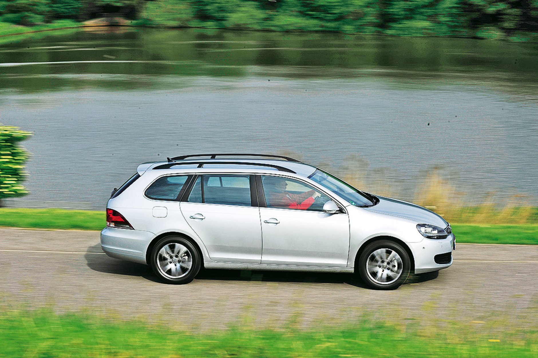 Rodzinne oszczędzanie: sprawdzamy które kompaktowe kombi warto kupić