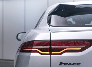 Niewielkie uszkodzenie w elektrycznym Jaguarze może kosztować nawet 160 tys. zł!