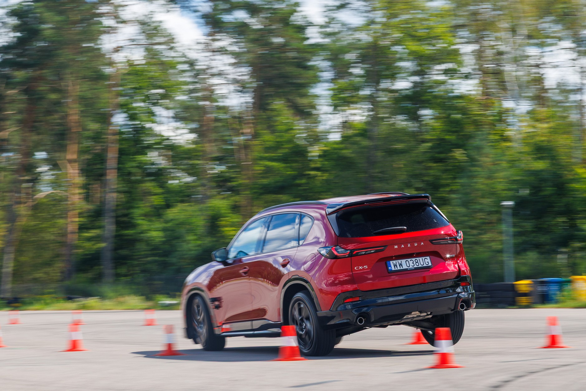 Moment oderwania koła od asfaltu podczas testu łosia wykonywanego Mazdą CX-5