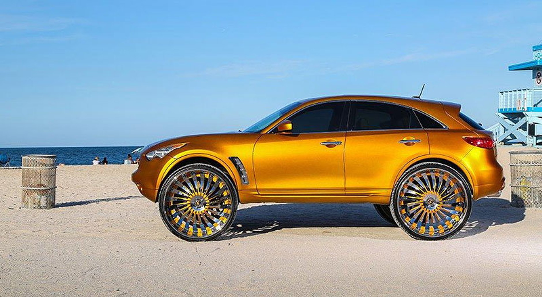 Złote Infiniti na 32-calowych kołach