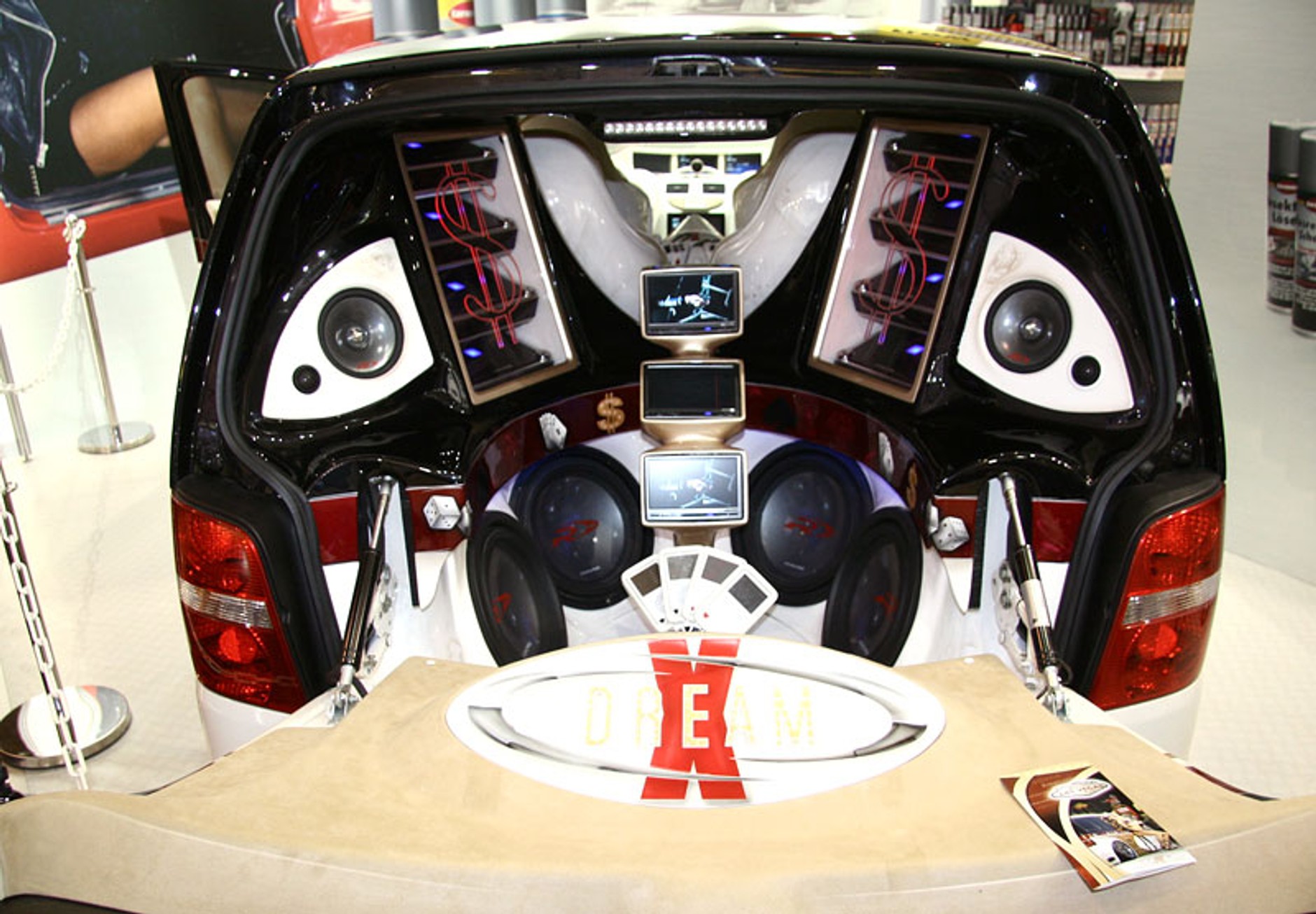 Essen Motor Show 2007 - Latające maszyny i piękne modelki (fotogaleria 2)