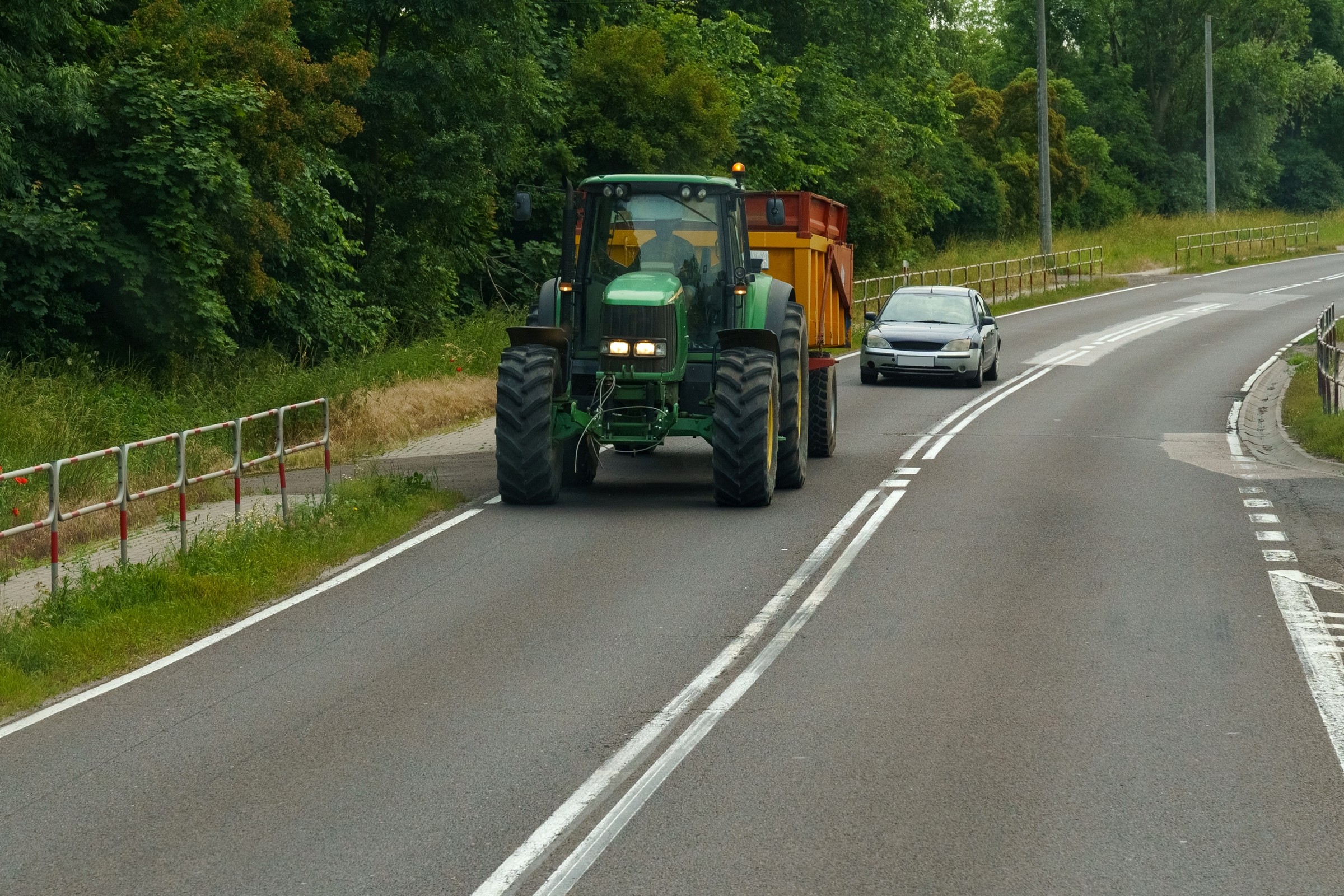 Traktor jedzie bardzo wolno, a na jezdni jest podwójna ciągła. Czy można go wyprzedzić?