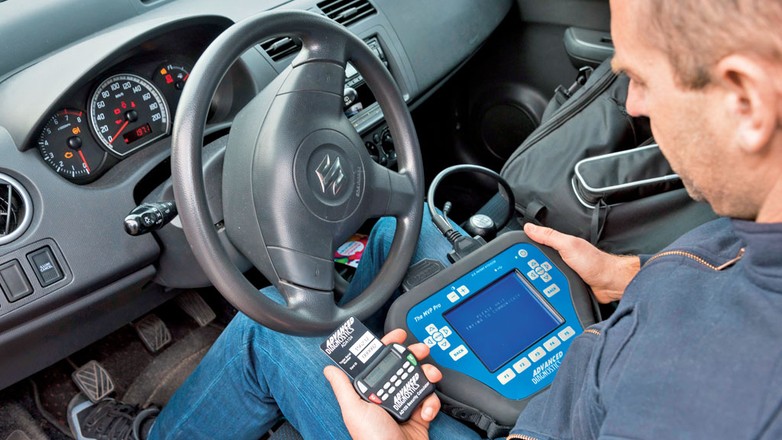 Zadanie nie tylko dla ślusarza: bez specjalistycznego sprzętu diagnostycznego nie da się dorobić kluczyka do nowoczesnego auta.