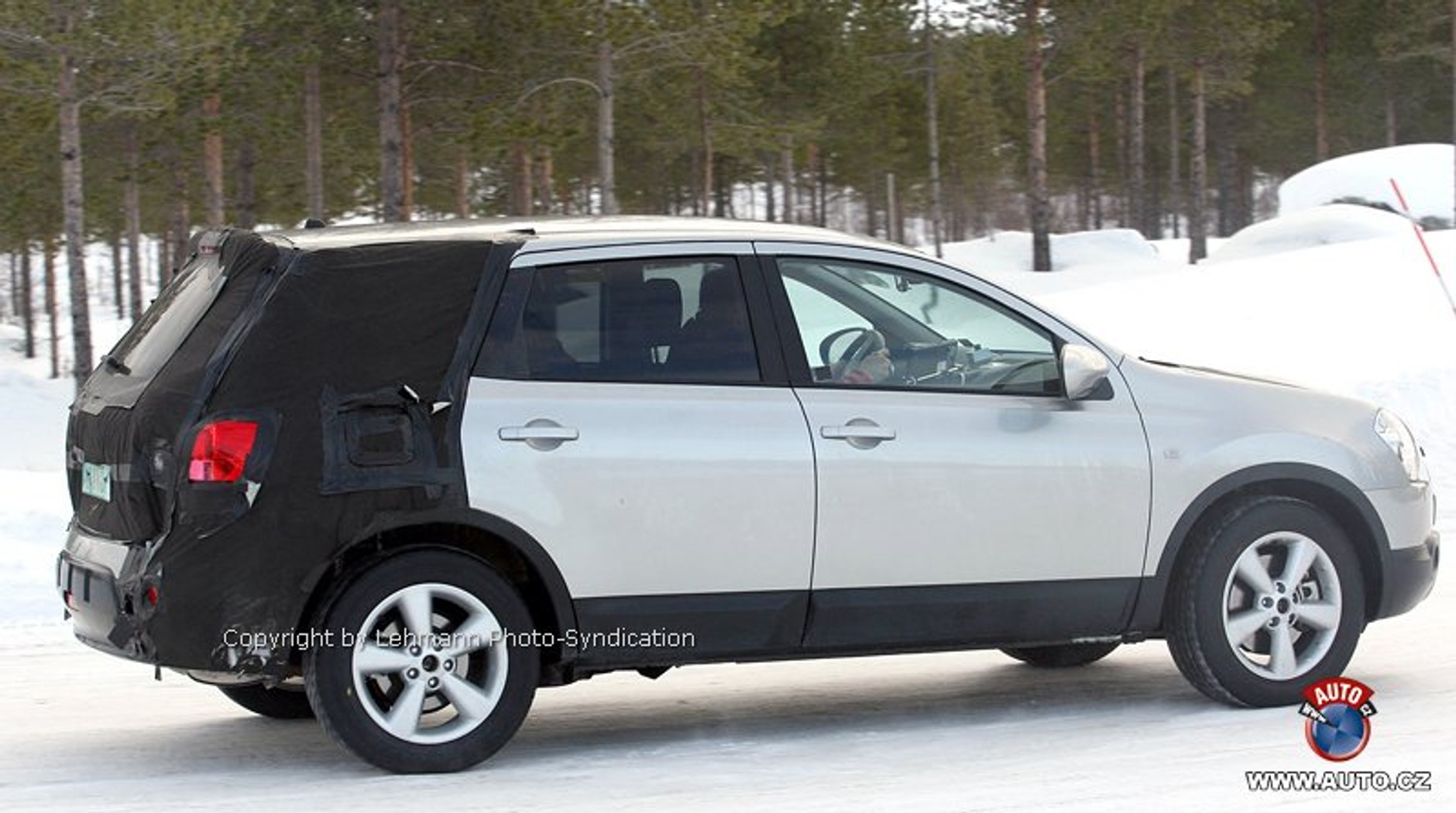 Zdjęcia szpiegowskie: wydłużony Nissan Qashqai