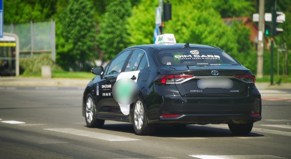 Taksówka firmy Bolt podczas kursu w Warszawie