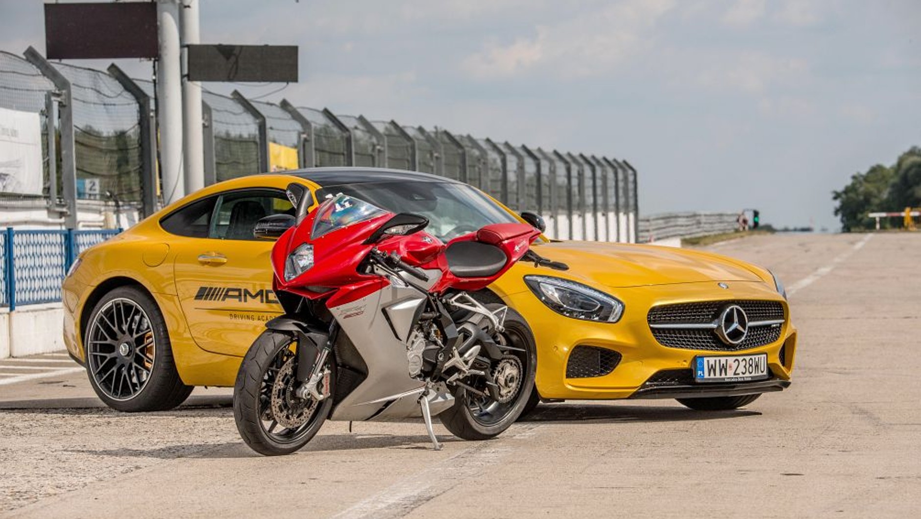 MV Agusta F3 800 vs Mercedes-Benz AMG GT S