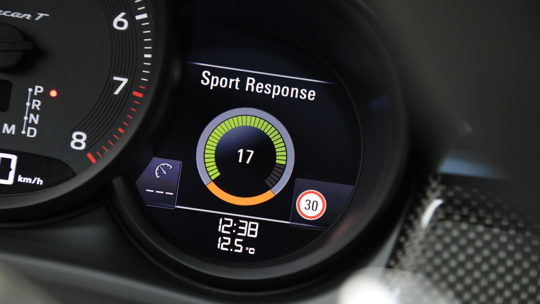 Porsche zapewnia, że 265-konny Macan T przyspiesza od 0 do 100 km/hw 6,2 s. Testowy wariant rozpędzał się o 0,2 s szybciej. Funkcja Sport Response zwiększa chwilowo osiągi samochodu.
