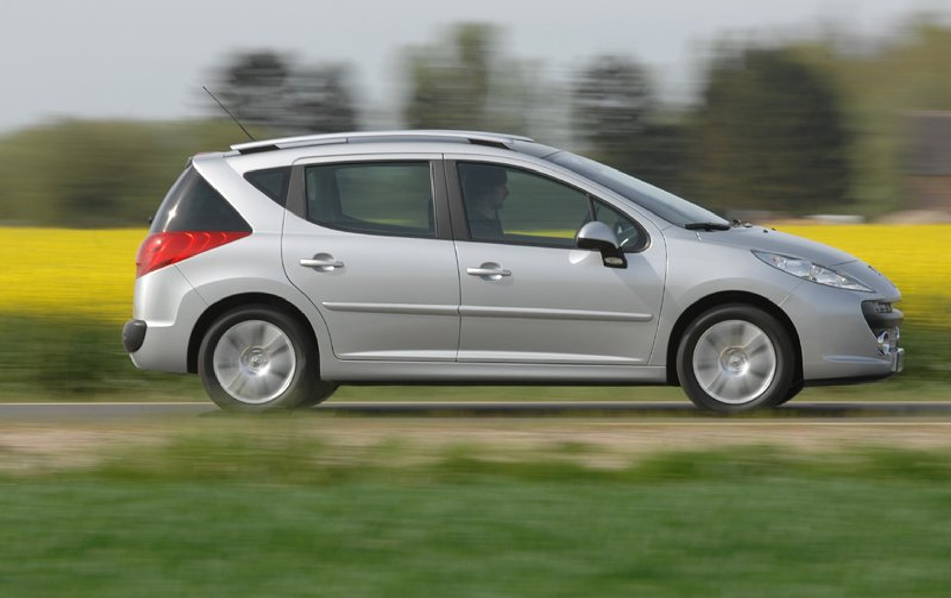 Peugeot 207 SW: małe kombi dopełnia gamę (wymiary, dane techniczne, fotogaleria)