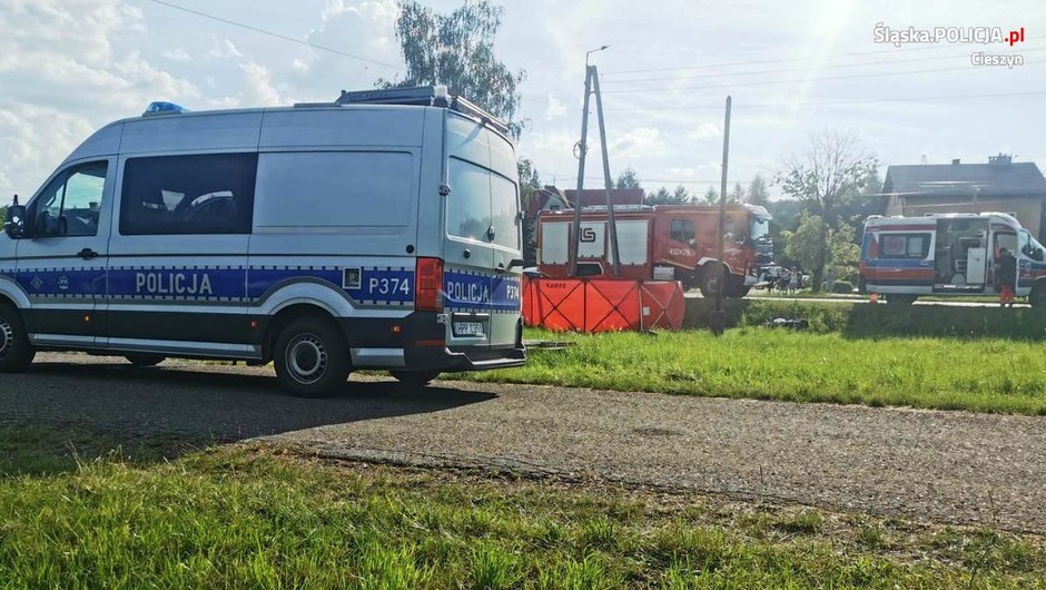 Obraz pochodzący z serwisu https://slaska.policja.gov.pl/kat/informacje/wiadomosci/388540,Policjanci-wyjasniaja-przyczyny-wypadku-w-Kiczycach.html