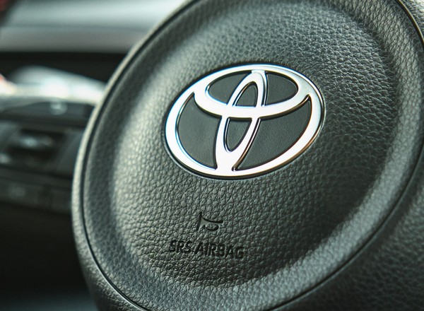 Loga słynnych marek aut mają ukryte znaczenia. Ujawniamy ich sekrety