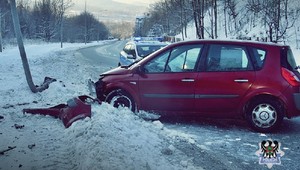 Złodzieja przerosły zimowe warunki. Rozbił samochód zaraz po kradzieży