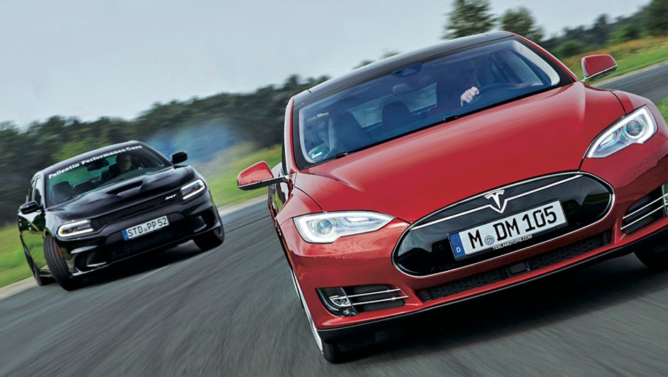 Dodge Charger Hellcat kontra Tesla Model S P85D - czyli, brutal kontra anioł