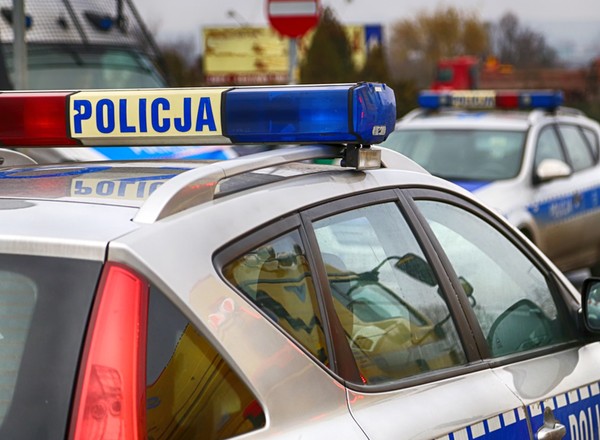 Kierowca miał udar, policjanci skuli go kajdankami