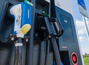 Użytkownicy aut elektrycznych zyskają nowe stacje ładowania. Te pojawią się przy drogach S3 i S8