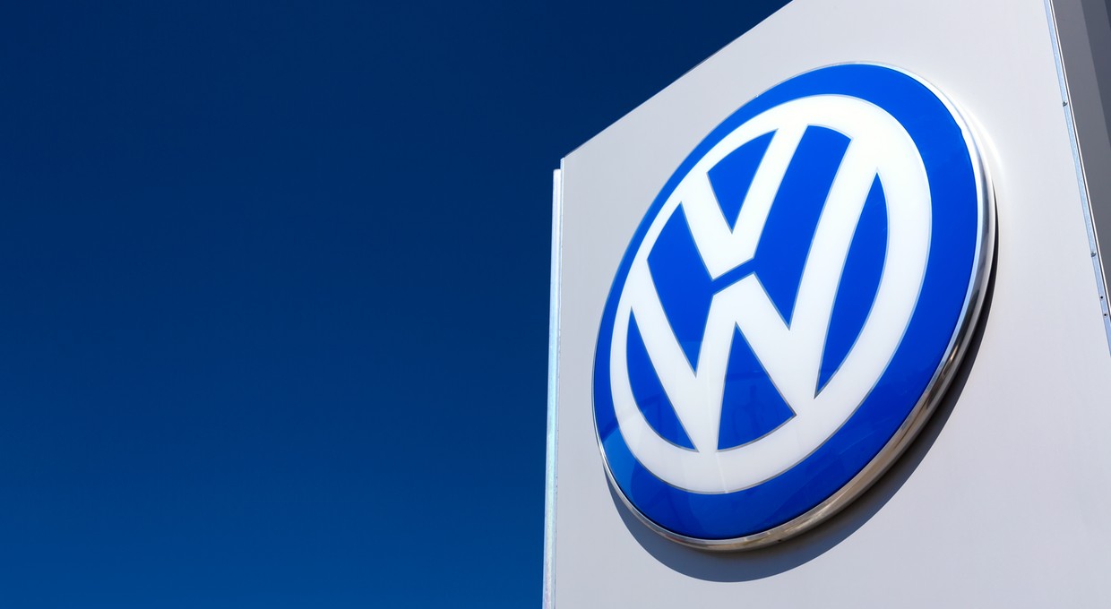 Akcje Volkswagena są absurdalnie tanie. Wręcz zbyt tanie. Czy to dobry moment, by je kupić?