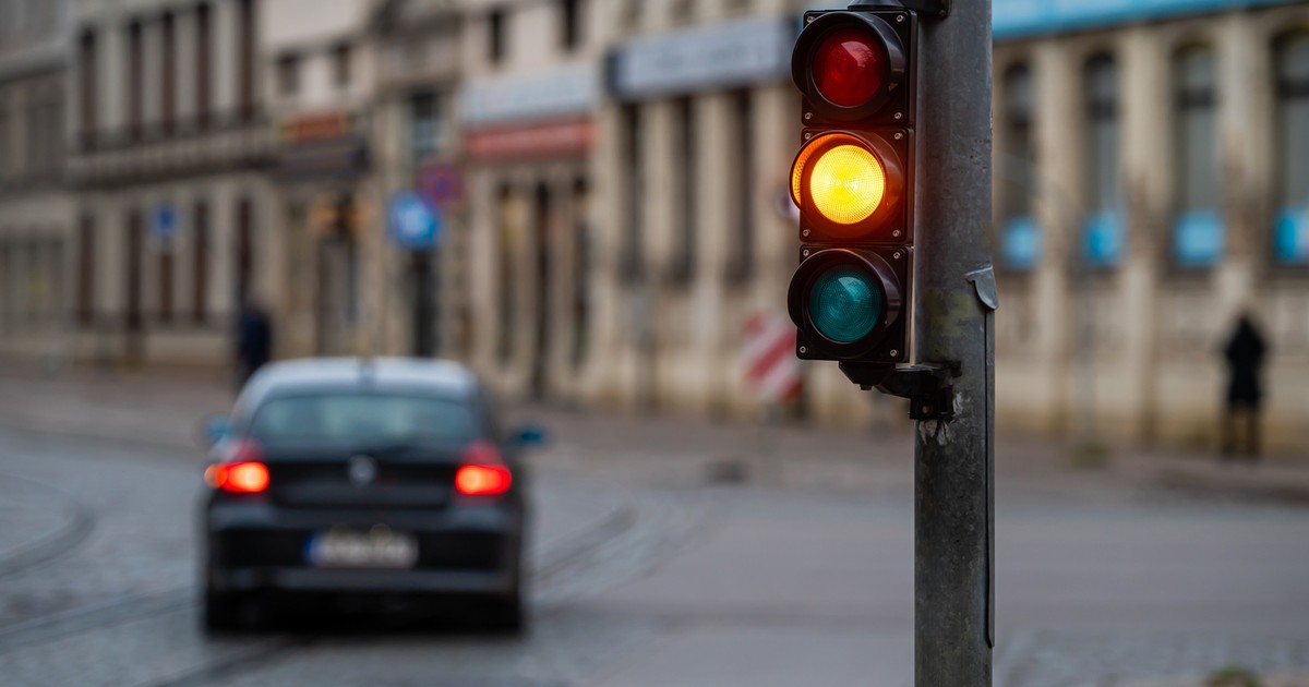 Na żółtym świetle nie można wjechać na skrzyżowanie. Należy traktować je jak czerwone