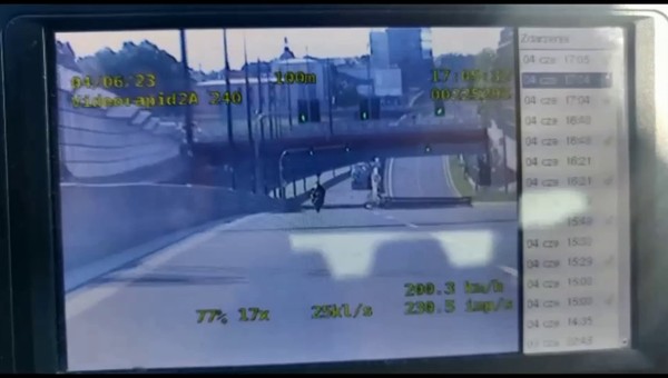 Motocyklista pędził po Trasie Średnicowej. Policjanci musieli ruszyć w pościg [WIDEO]