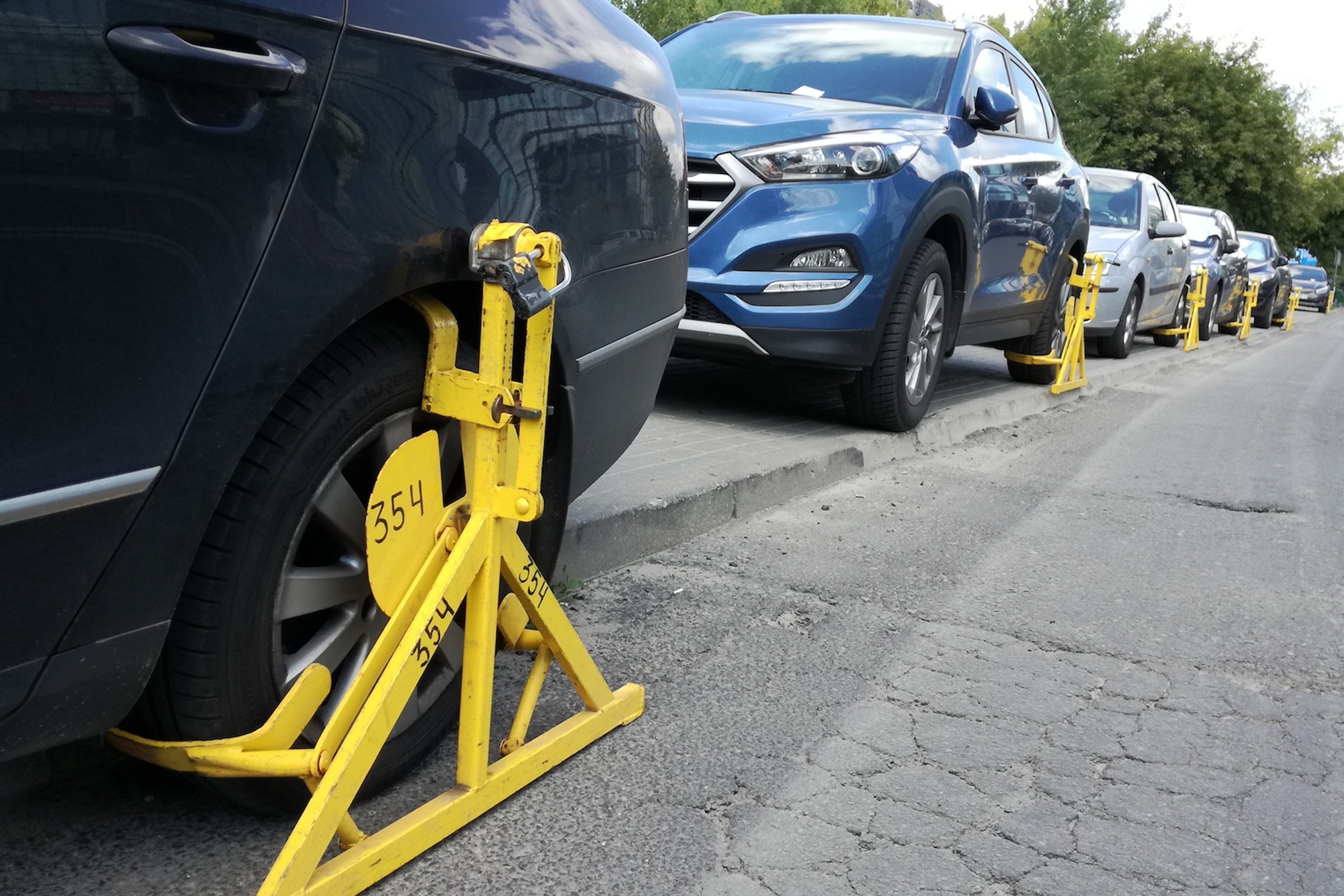 Kiedy i kto może parkować na chodniku? Bo iż nie każdy, to chyba wszyscy wiedzą