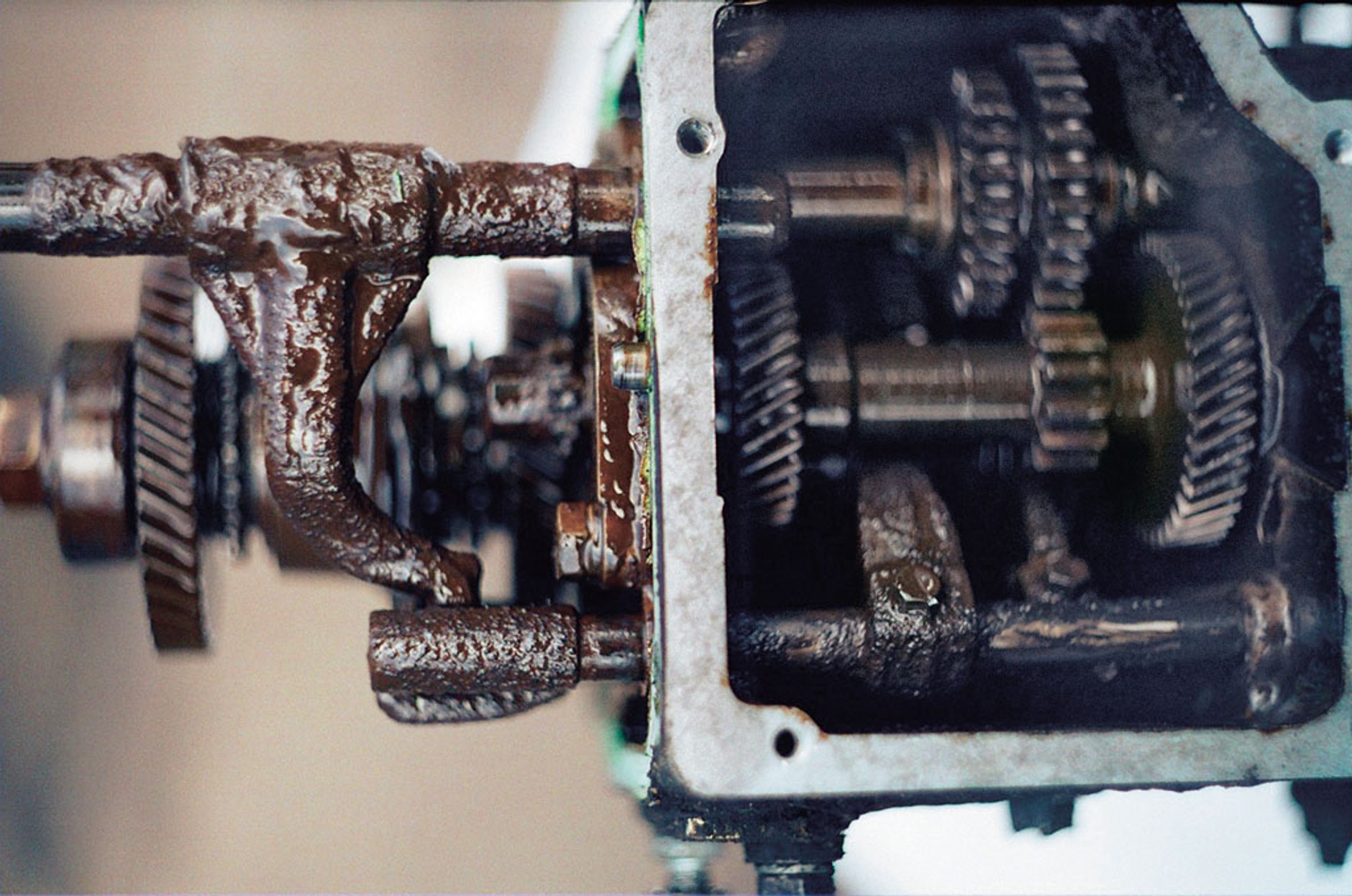 Druciarstwo, czyli co można zrobić autu - skrzynia biegów pełna piachu