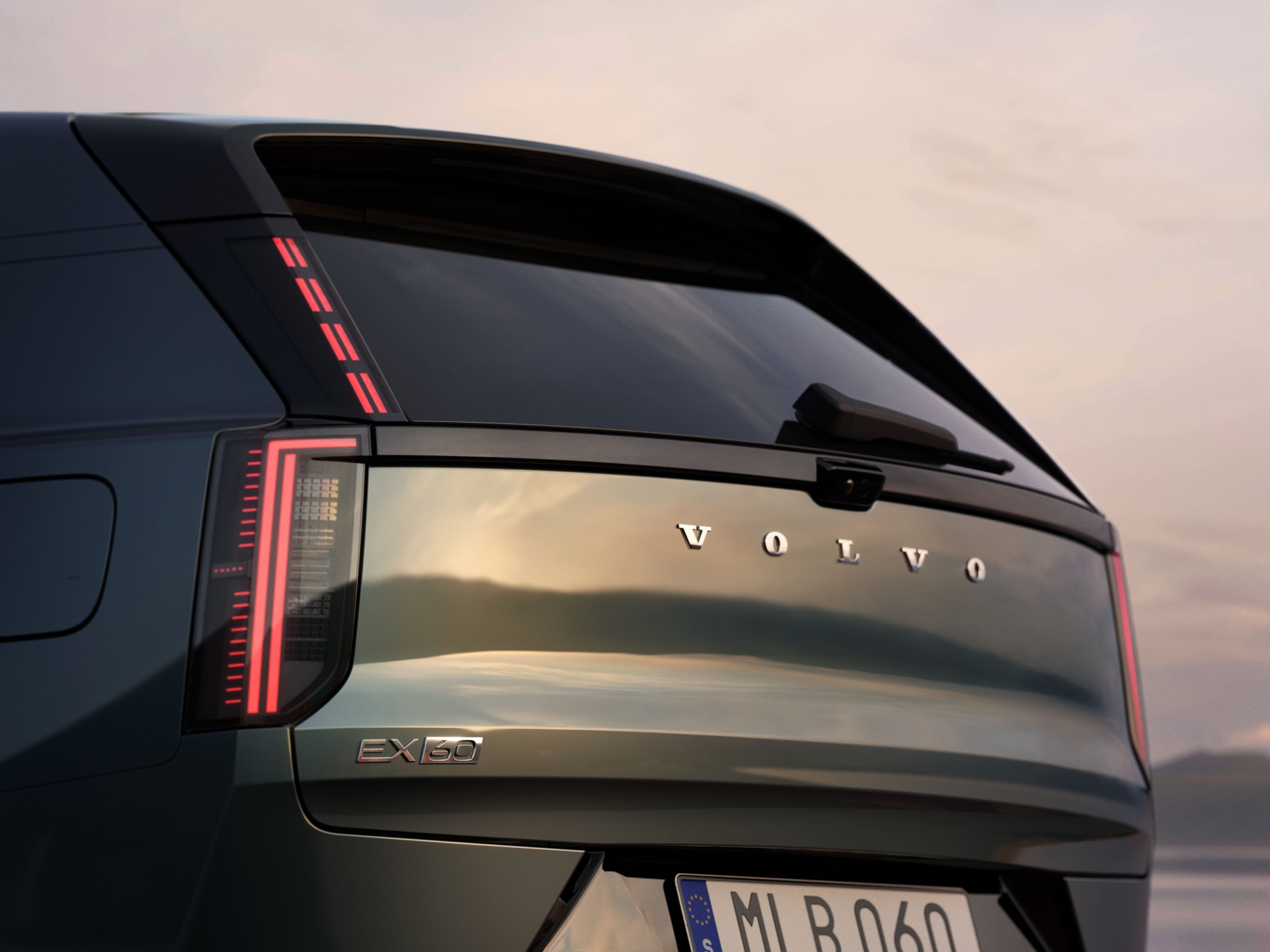 Tylne światła nowego Volvo EX60 zachodzą na słupek, a sylwetka jest kanciasta. To elementy charakterystyczne Volvo