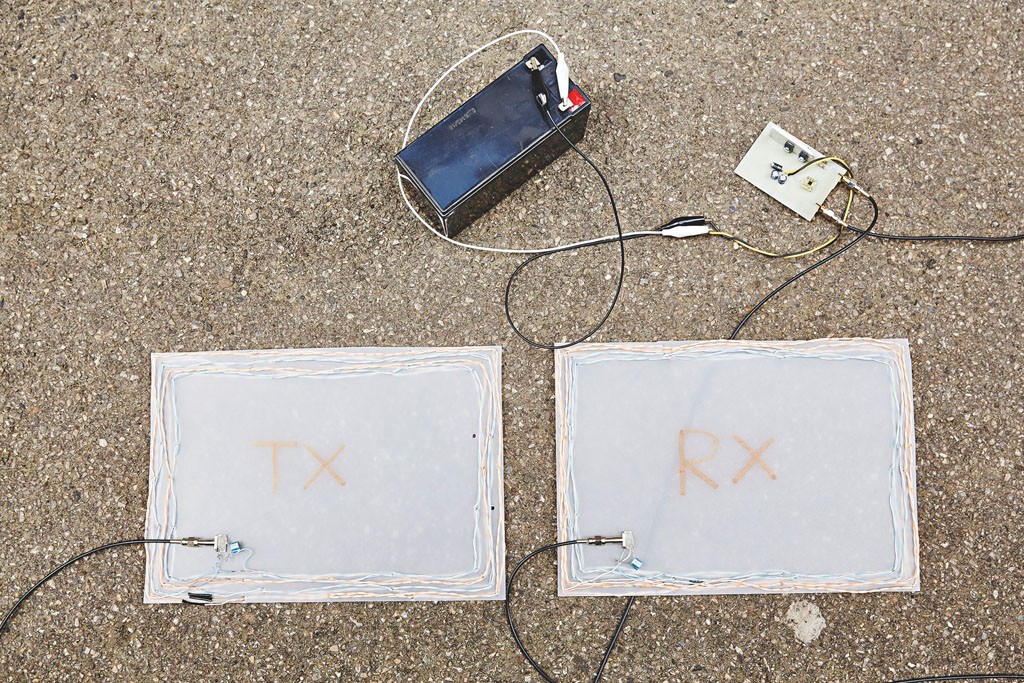 Zbudowanie takiego zestawu nie wykracza poza możliwości elektronika amatora. Anteny nadawcza i odbiorcza własnej roboty. Akumulator zasila wzmacniacz. Radiator jest potrzebny do ochrony tranzystorów przed przegrzaniem. Potrzebne są jeszcze oporniki, układ redukujący zakłócenia, 
kondensatory wygładzające oraz dioda zabezpieczająca przed pomyleniem biegunów. Brakuje jeszcze nadajnika do transmisji na większą odległość.