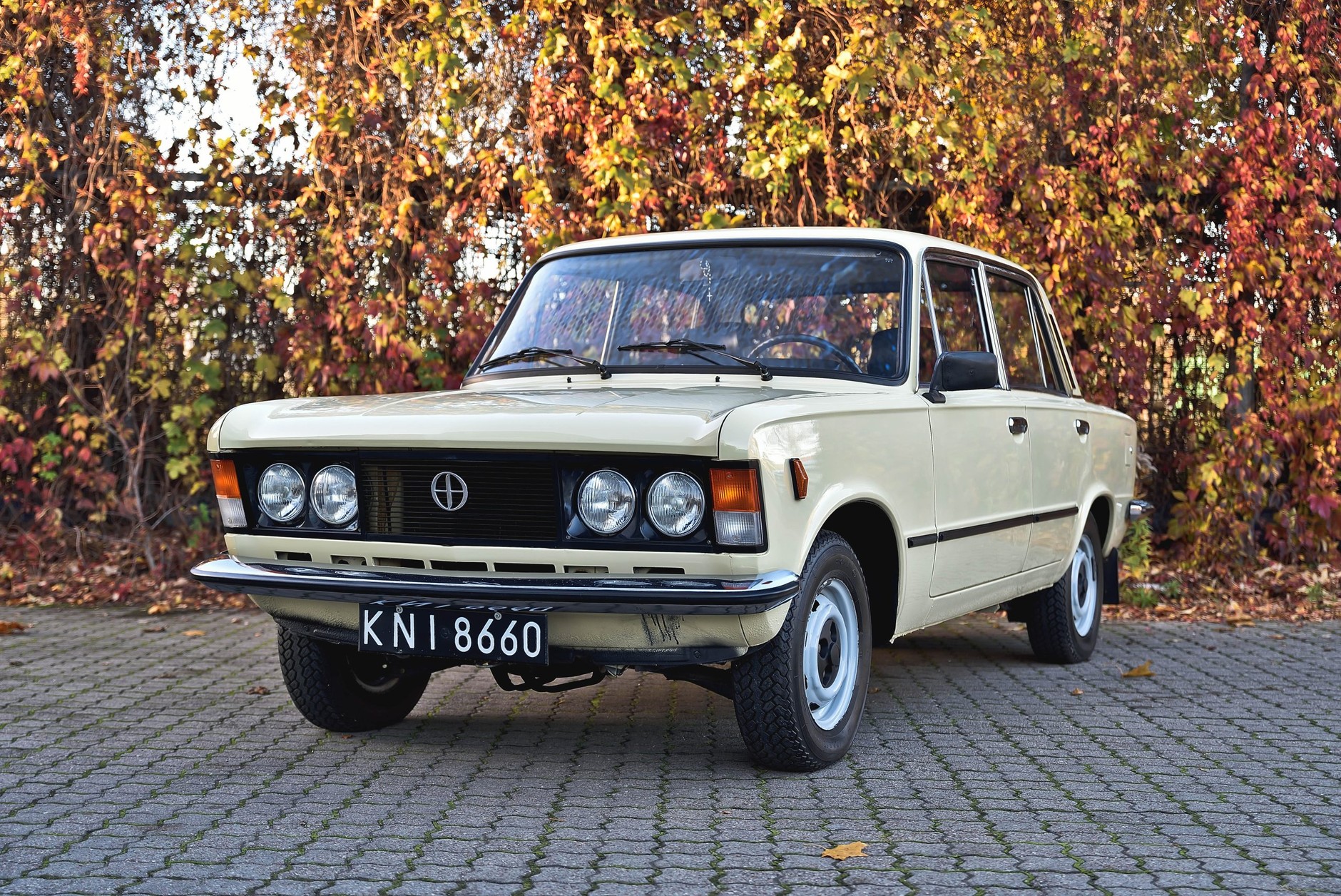 Ten Duży Fiat jest nowy, choć ma 35 lat.  FSO 125p wystawiony na aukcji.