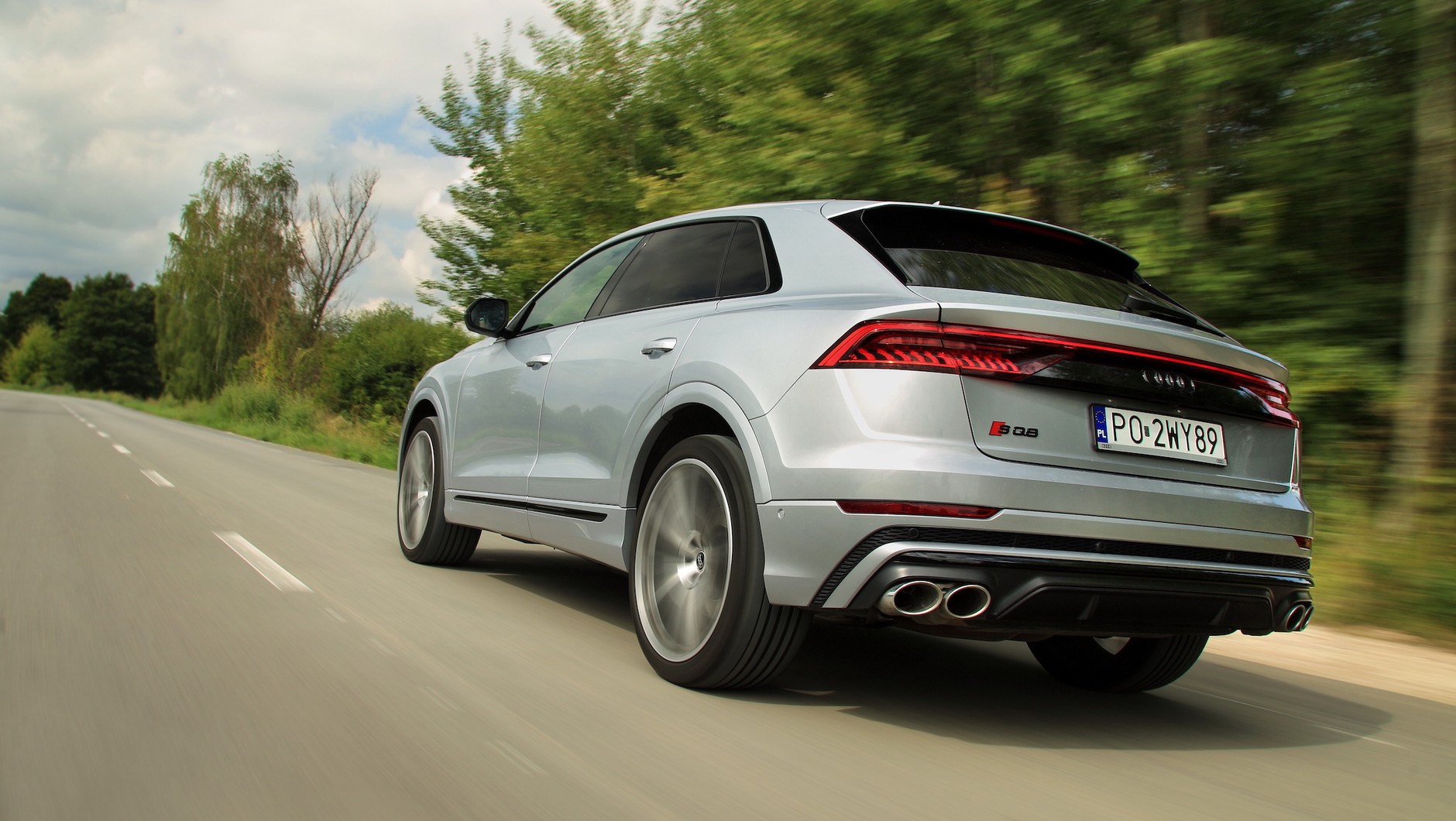 Mimo sporej masy własnej SQ8 prowadzi się niemal jak hot hatch. Skrętne koła tylnej osi poprawiają zwinność oraz zachowanie na zakrętach
