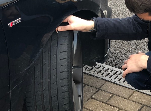 Jechał na oponie z 13 bąblami! Nie lekceważ uszkodzeń opon