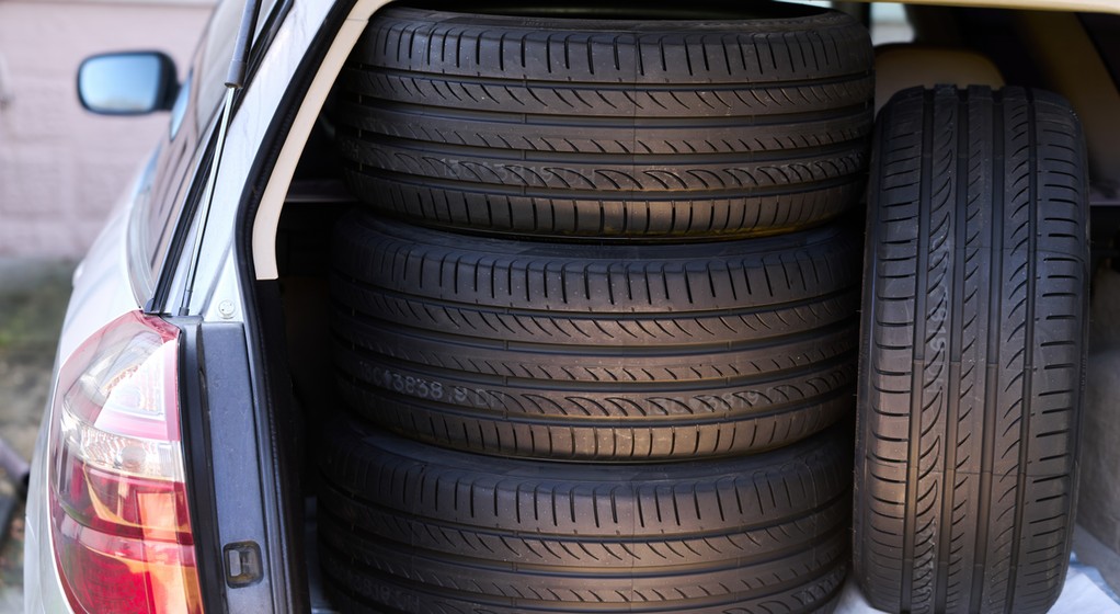 Zanim pozostawimy opony na parę miesięcy, warto się dobrze zastanowić, gdzie i jak je przechowamy. Od tego zależy, jak będą się toczyć na wiosnę