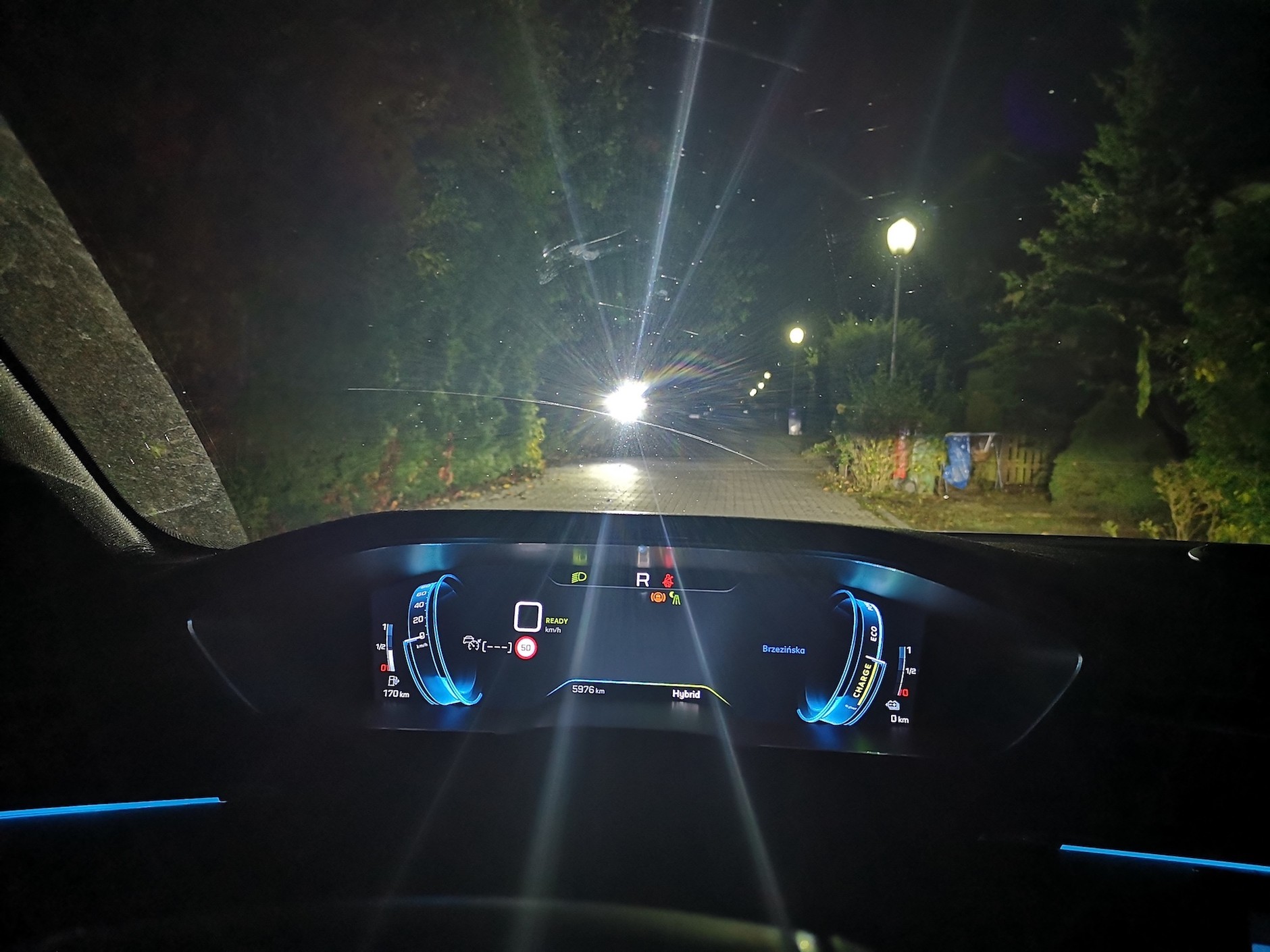 W maksymalnym trybie świecenia lampka oświetla nawet, gdy jestskieroewana w dół