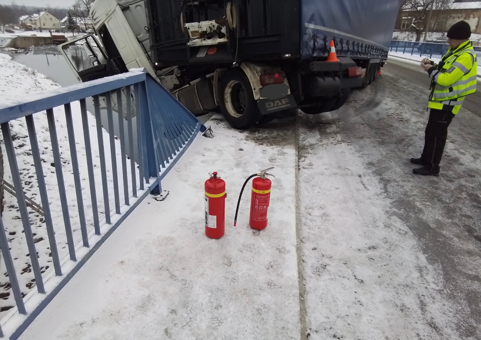 Przebił bariery i zawisł na moście. Polski kierowca ciężarówki miał wiele szczęścia