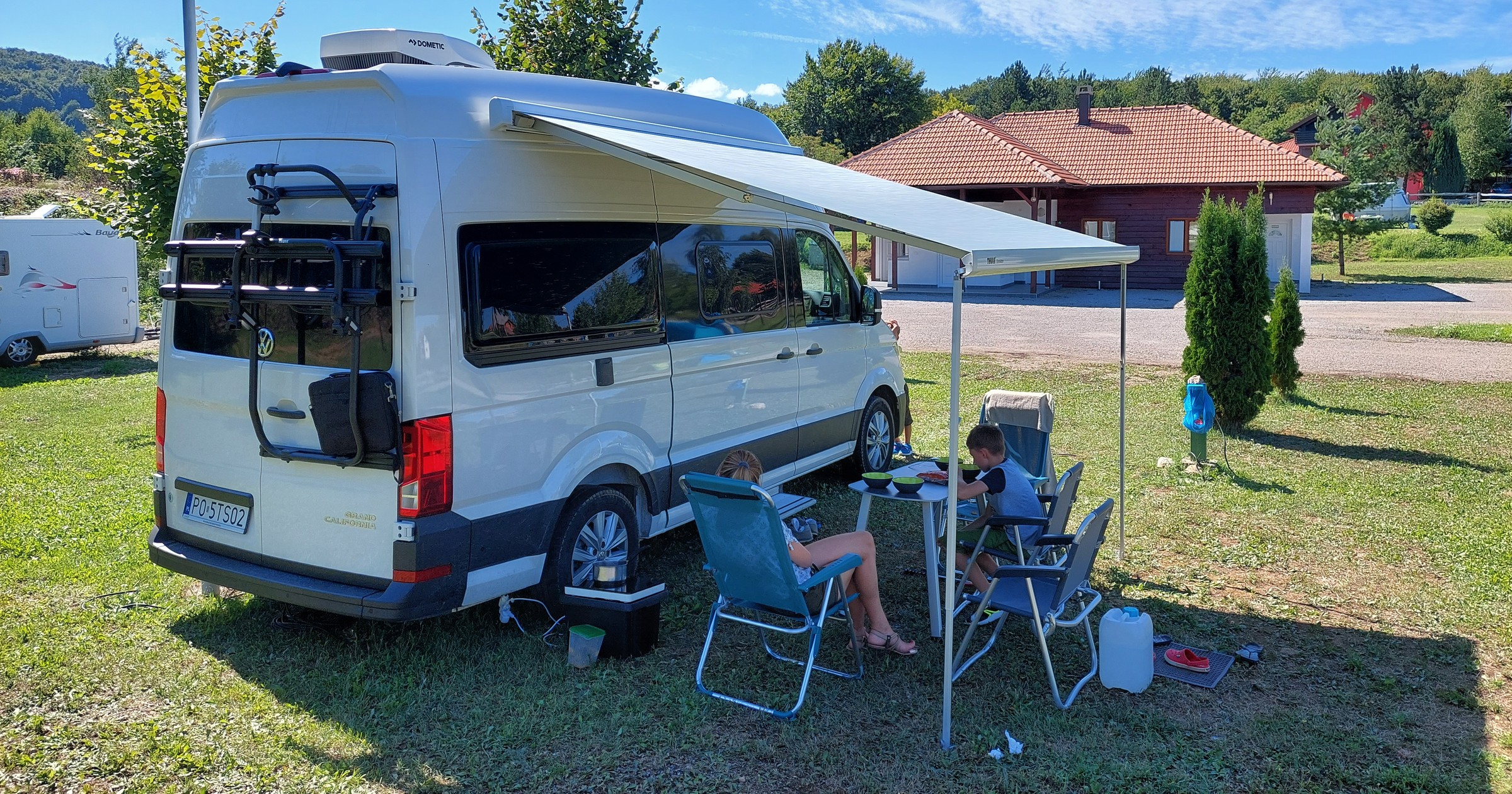 Romantyczny nocleg w pięknym miejscu na odludziu, czy pobyt na placu pełnym innych kamperów i ludzi? Caravaning ma różne oblicza