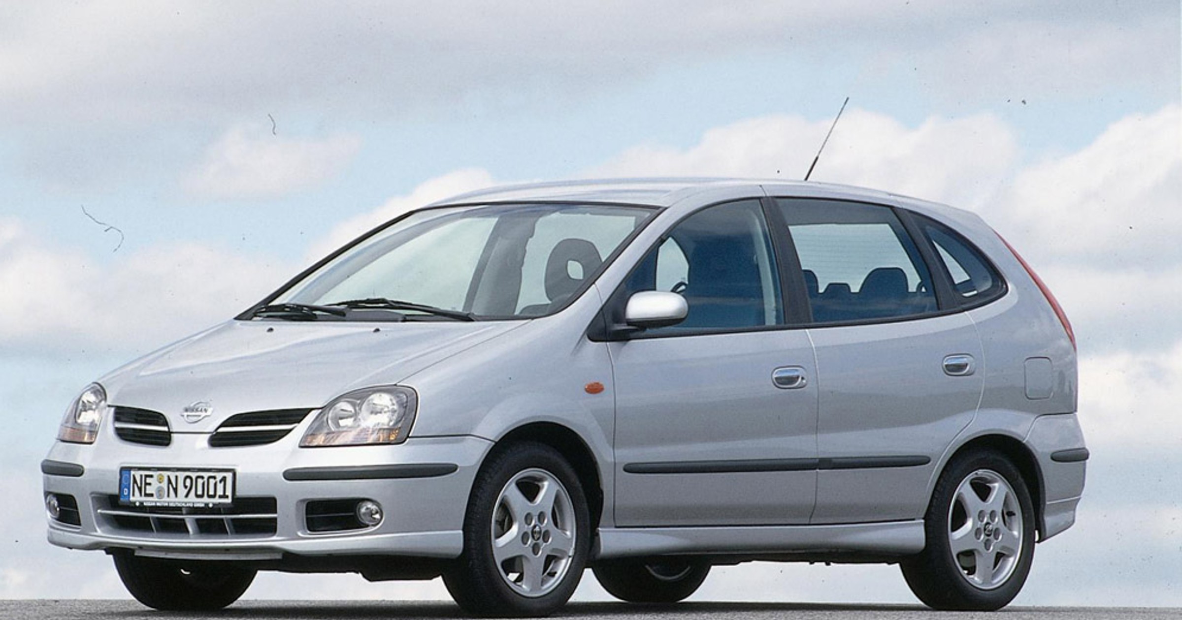 Nissan Almera Tino: zakup wysokiego ryzyka