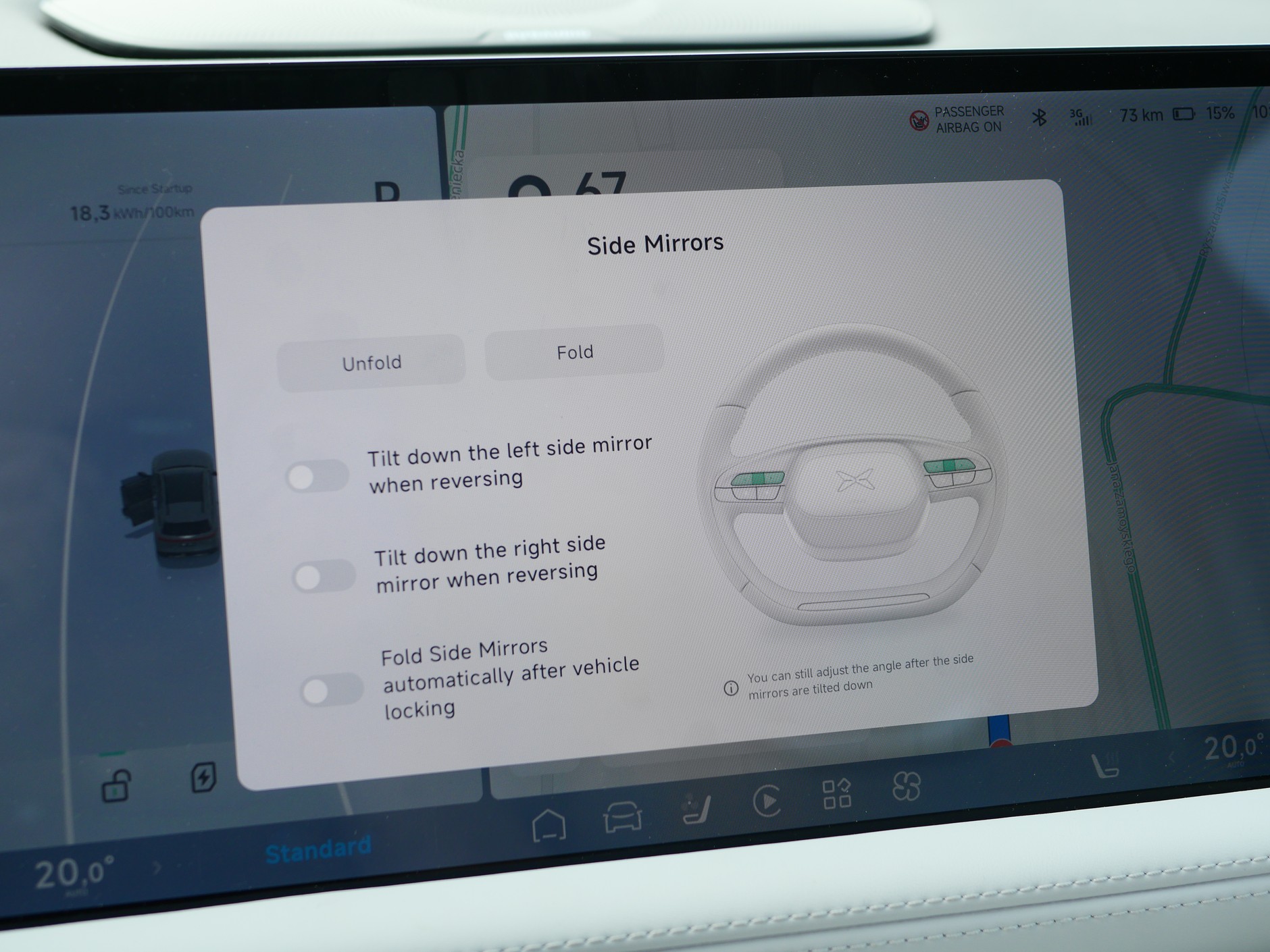 Xpeng G9: żeby przestawić lusterka, trzeba wejść do menu, wybrać odpowiednią opcję na wyświetlaczu centralnym i skorzystać z pokręteł na kierownicy. Tak samo reguluje się położenie kierownicy. 