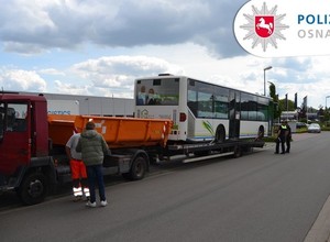 Na jednoosiowej lawecie ciągnął 12-tonowy autobus! To jeszcze odwaga, czy już skrajna głupota?