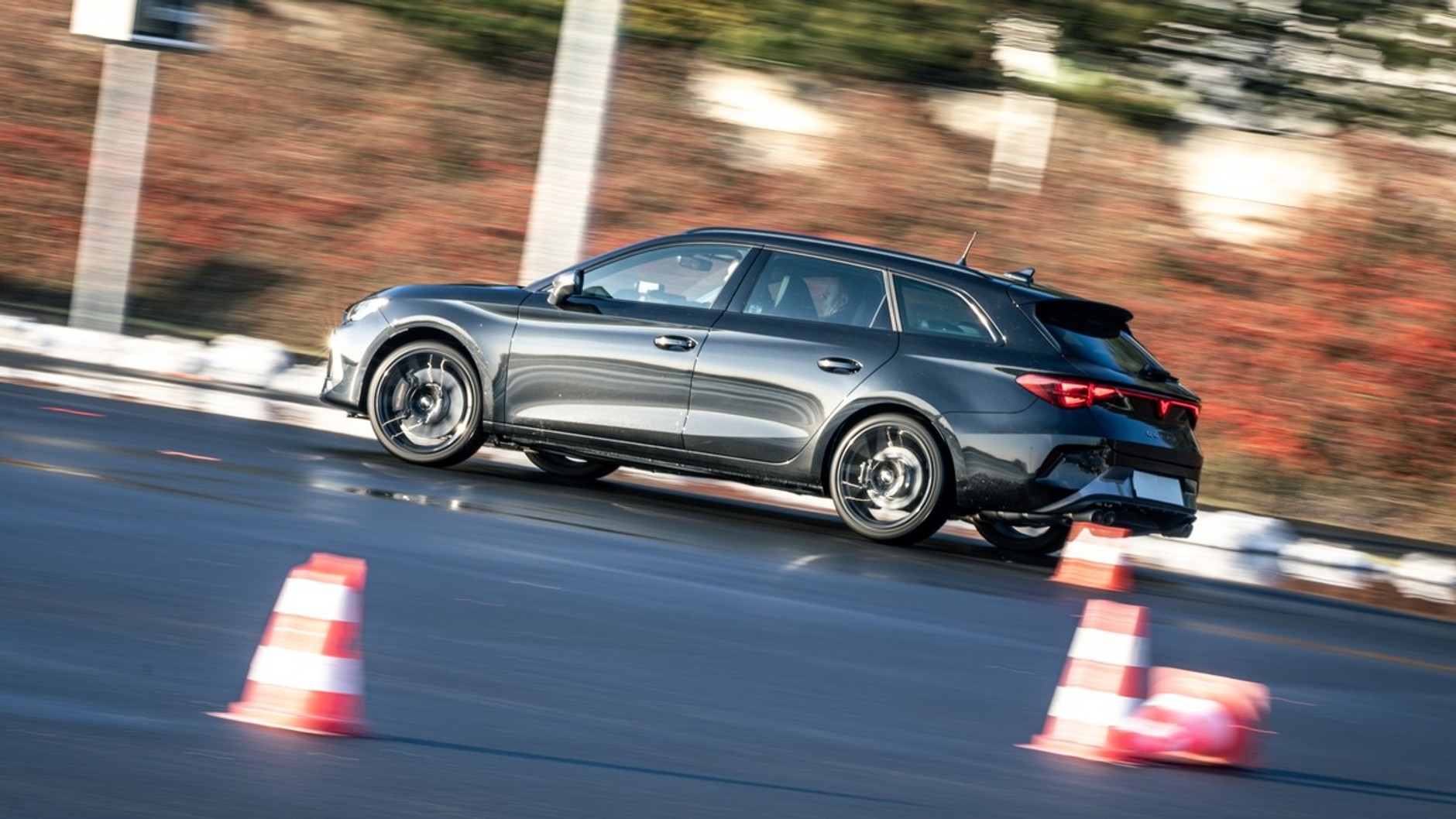 Cupry Leon VZ Sportstourer nieoznakowanymi radiowozami policji