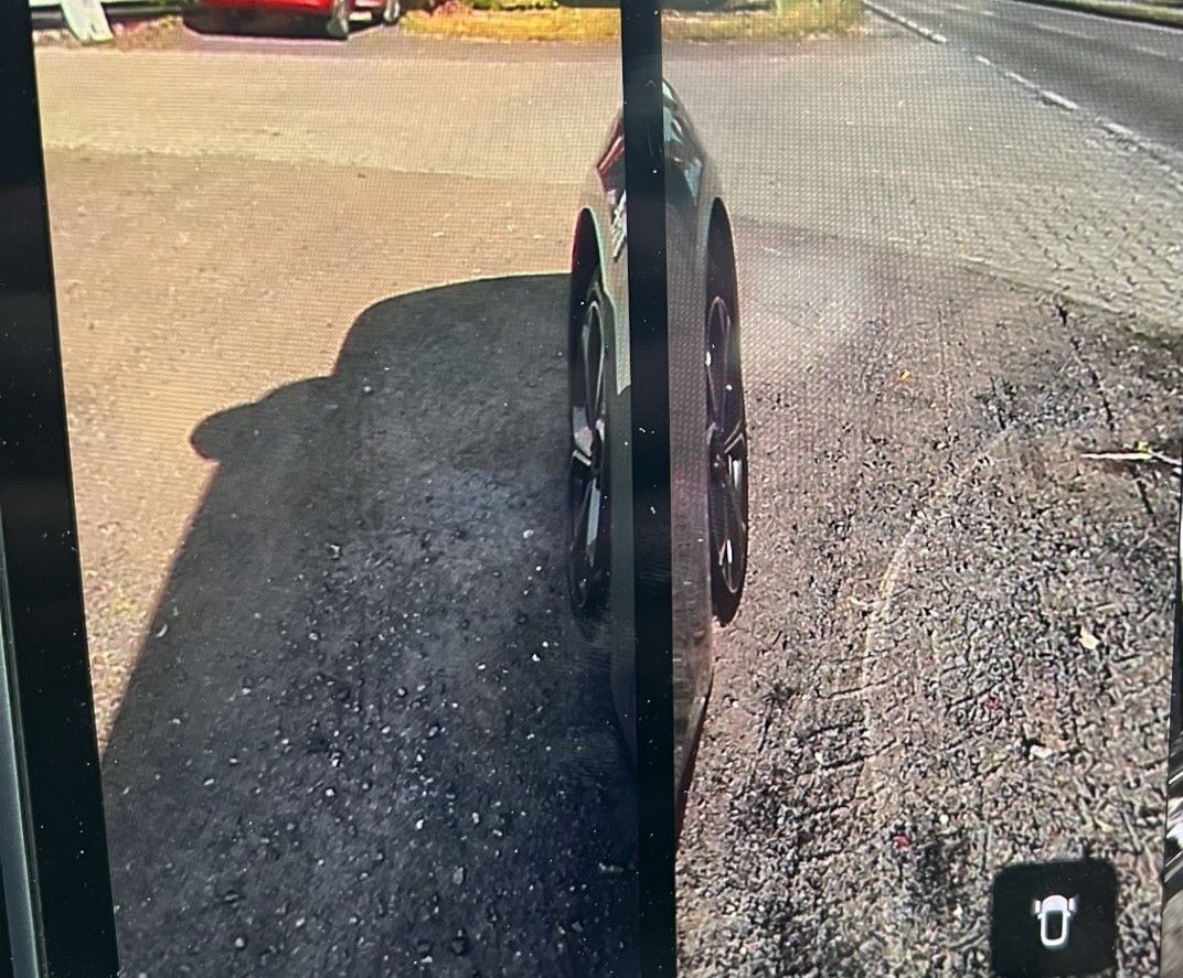 Nio ET5: podczas parkowania na centralnym ekranie dokładnie widzisz położenie przednich kół (tylnych zresztą też)