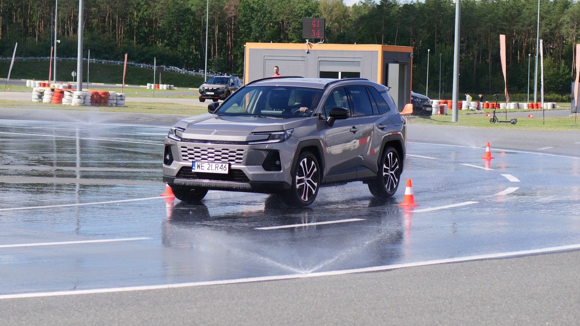 Toyota RAV4 podczas próby na mokrym zakręcie