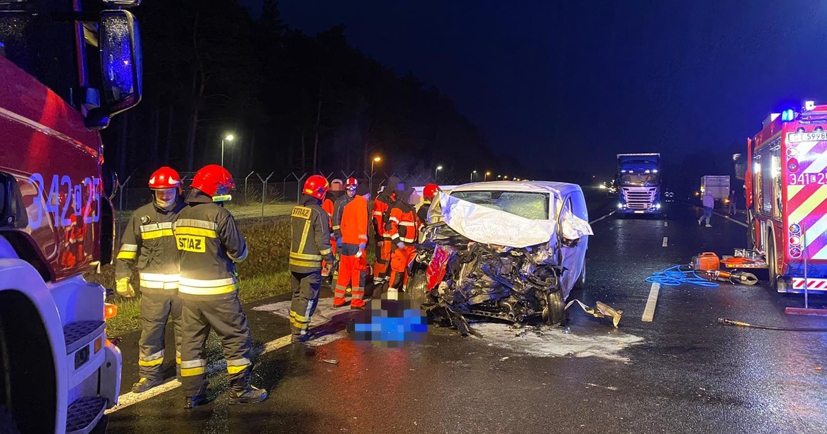 W czołowym zderzeniu na drodze ekspresowej S10 zginęły trzy osoby