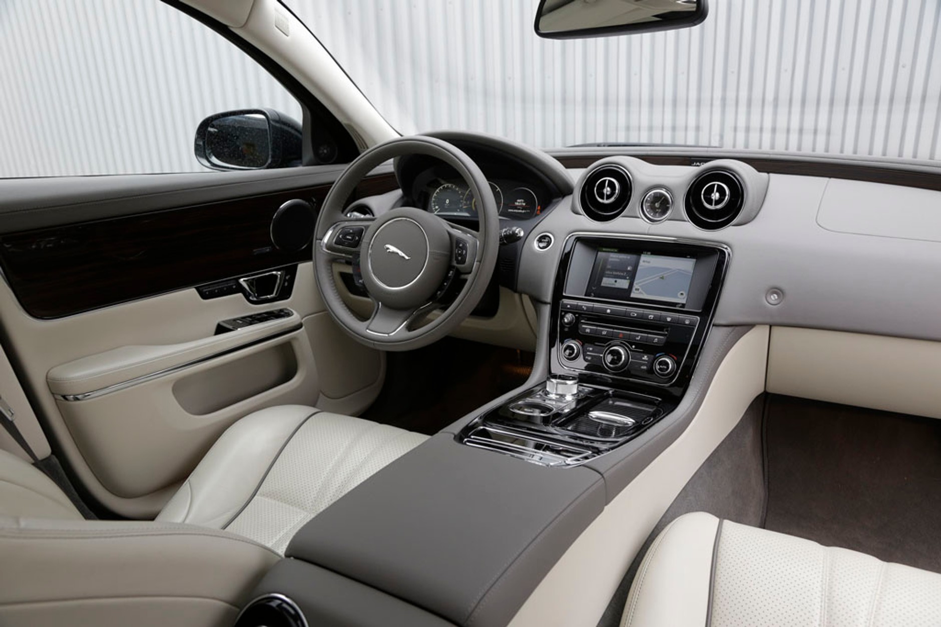 Jaguar XJ V6 - stylowo autonomiczny