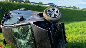 Wypadek na autostradzie A1. Dachował i wypadł z drogi