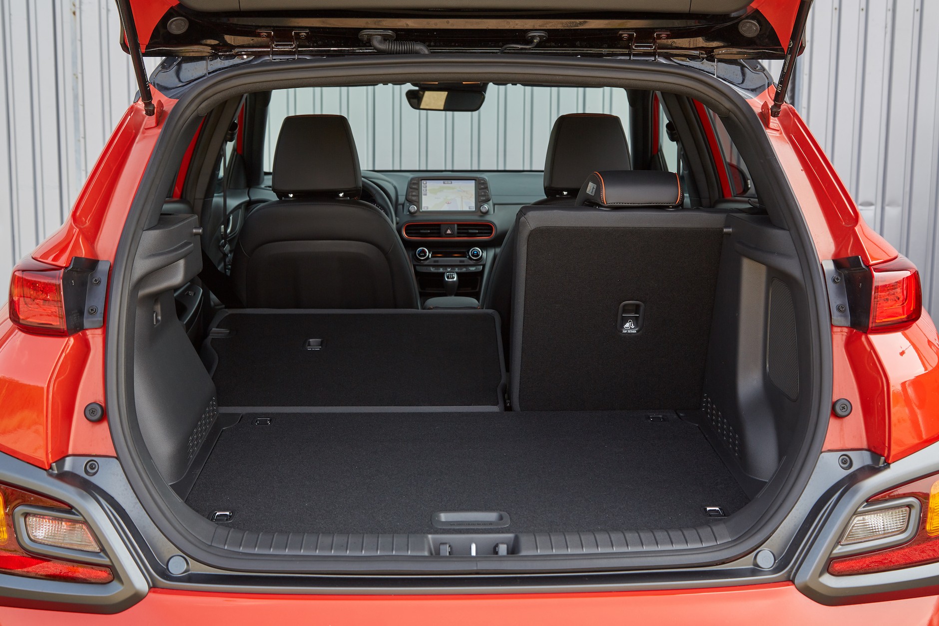 Bagażnik Kony ma najmniejszą pojemność w porównaniu (361-1143 l), ale za to najniższy próg