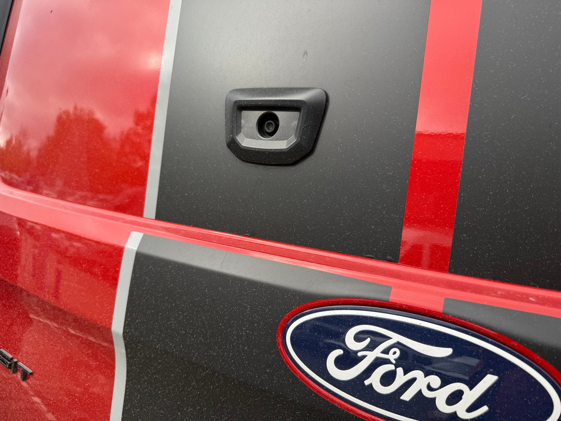 Ford Transit Custom może być wyposażony w elektroniczne lusterko – jego oko umocowane jest na tylnej klapie