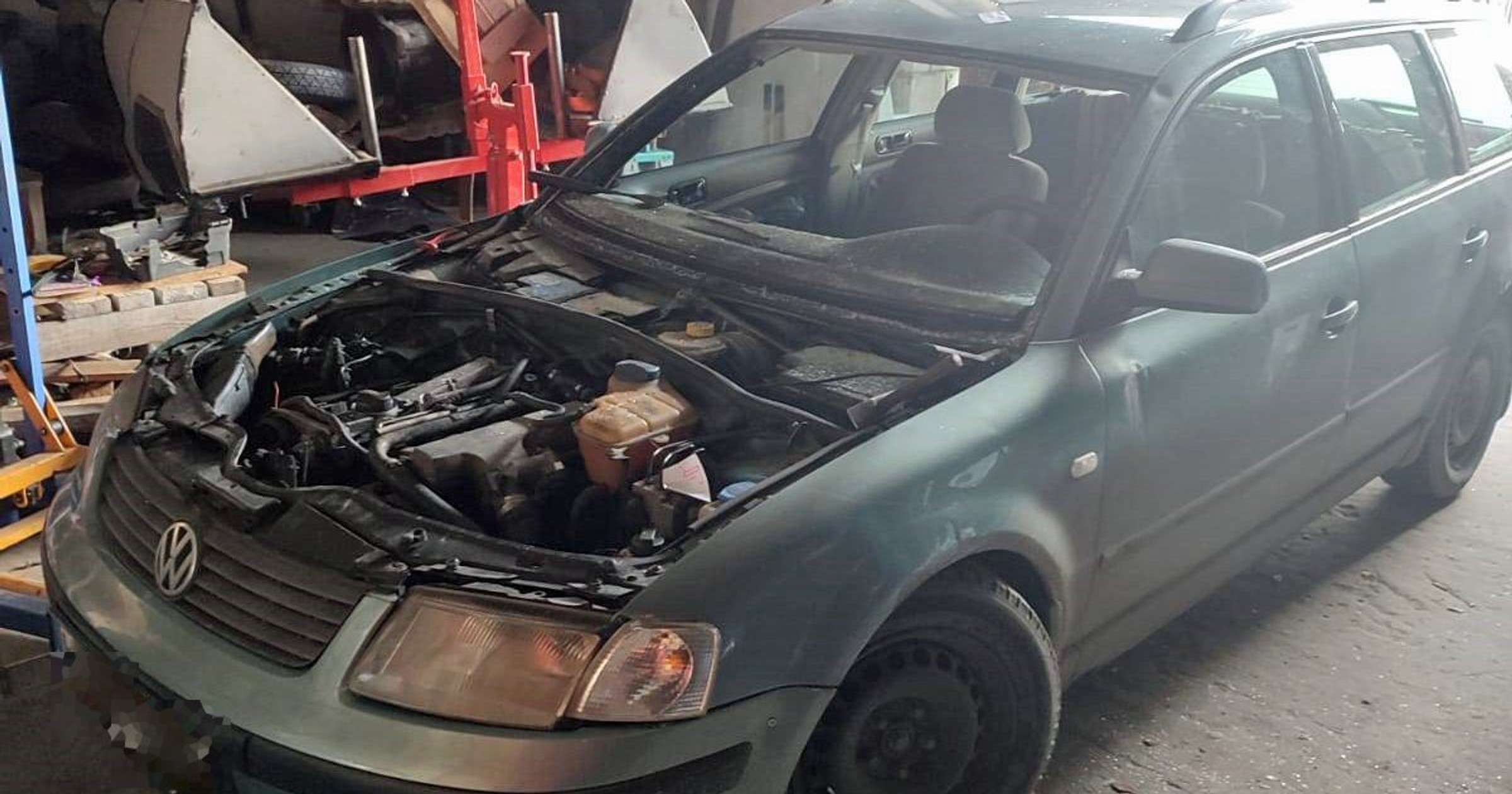 Po potrąceniu pieszego schował auto i próbował je naprawić