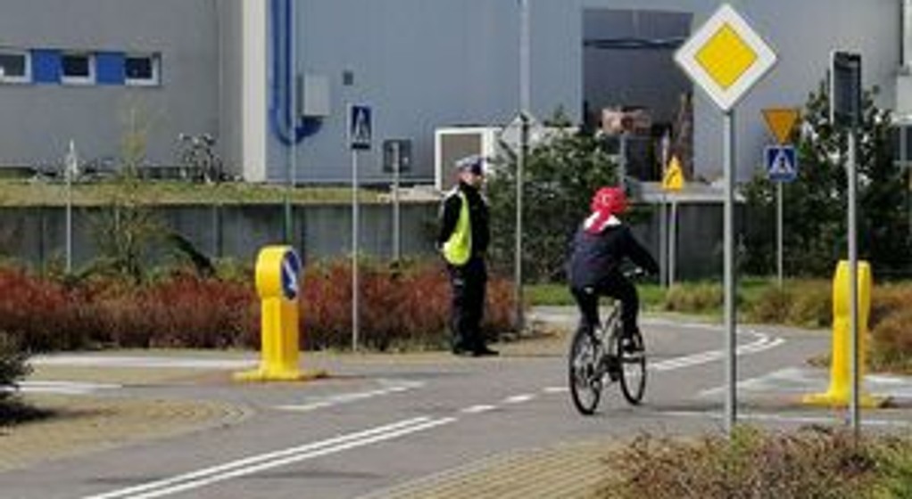 Obraz pochodzący z serwisu https://koszalin.policja.gov.pl/zk/aktual/aktualnosci/62491,Policjanci-z-koszalinskiej-drogowki-pomoga-w-przygotowaniu-do-egzaminu-na-karte-.html