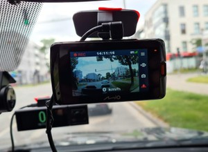 Kierowcy z kamerami rejestrują karygodne zachowania, ale czy sami jeżdżą bezpiecznie?