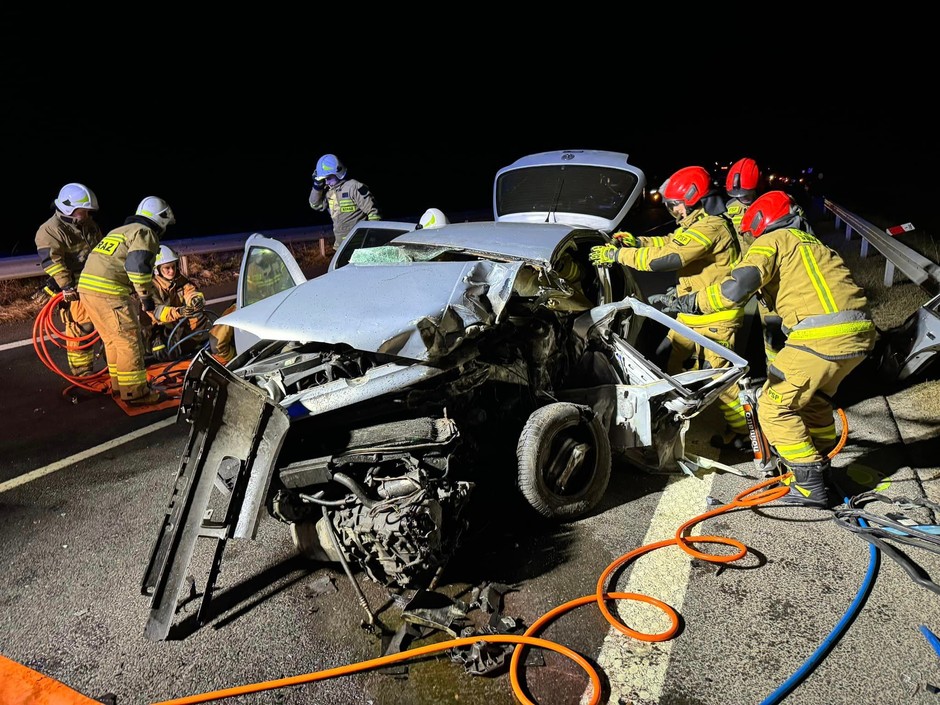 Zderzenie czołowe na drodze S22. Golf wbił się w TIR-a