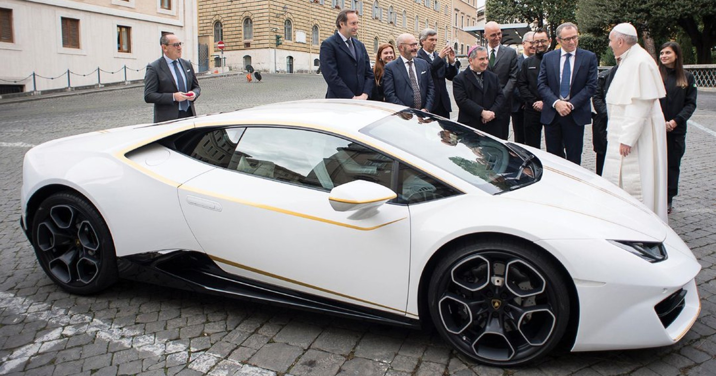 pope-lamborghini-huracan-c785f36,0,750,0,0