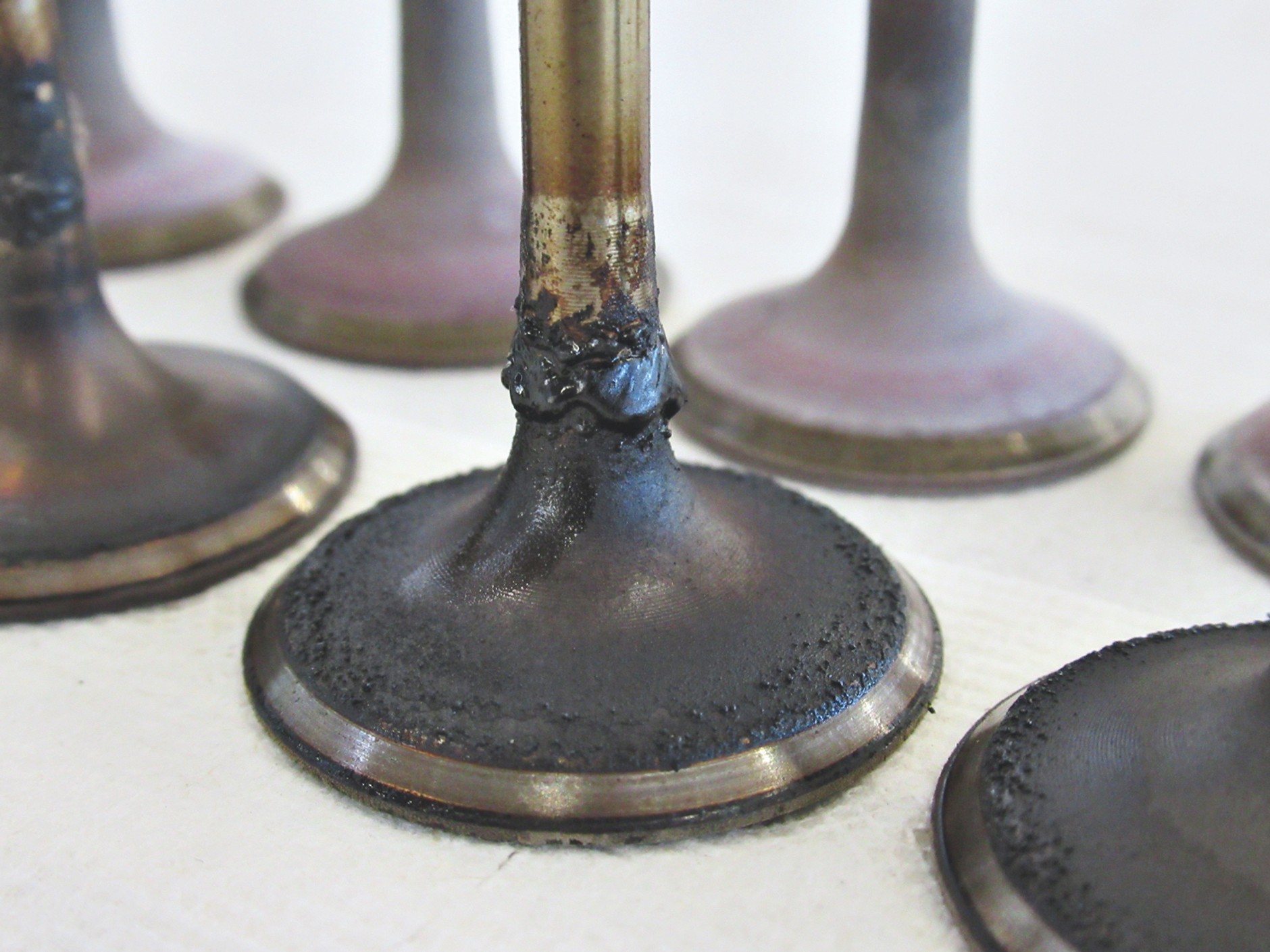 BMW M3 po 100 tys. km: na zaworach dolotowych pojawiło się trochę osadów.